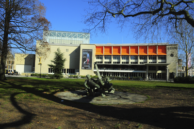 900823 Gezicht op de Stadsschouwburg (Lucasbolwerk 24) te Utrecht, met op de voorgrond de beeldengroep Het Feest der Muzen .
